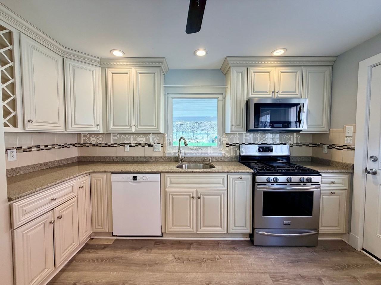 521 Farnsworth St - Photo 4 of 22