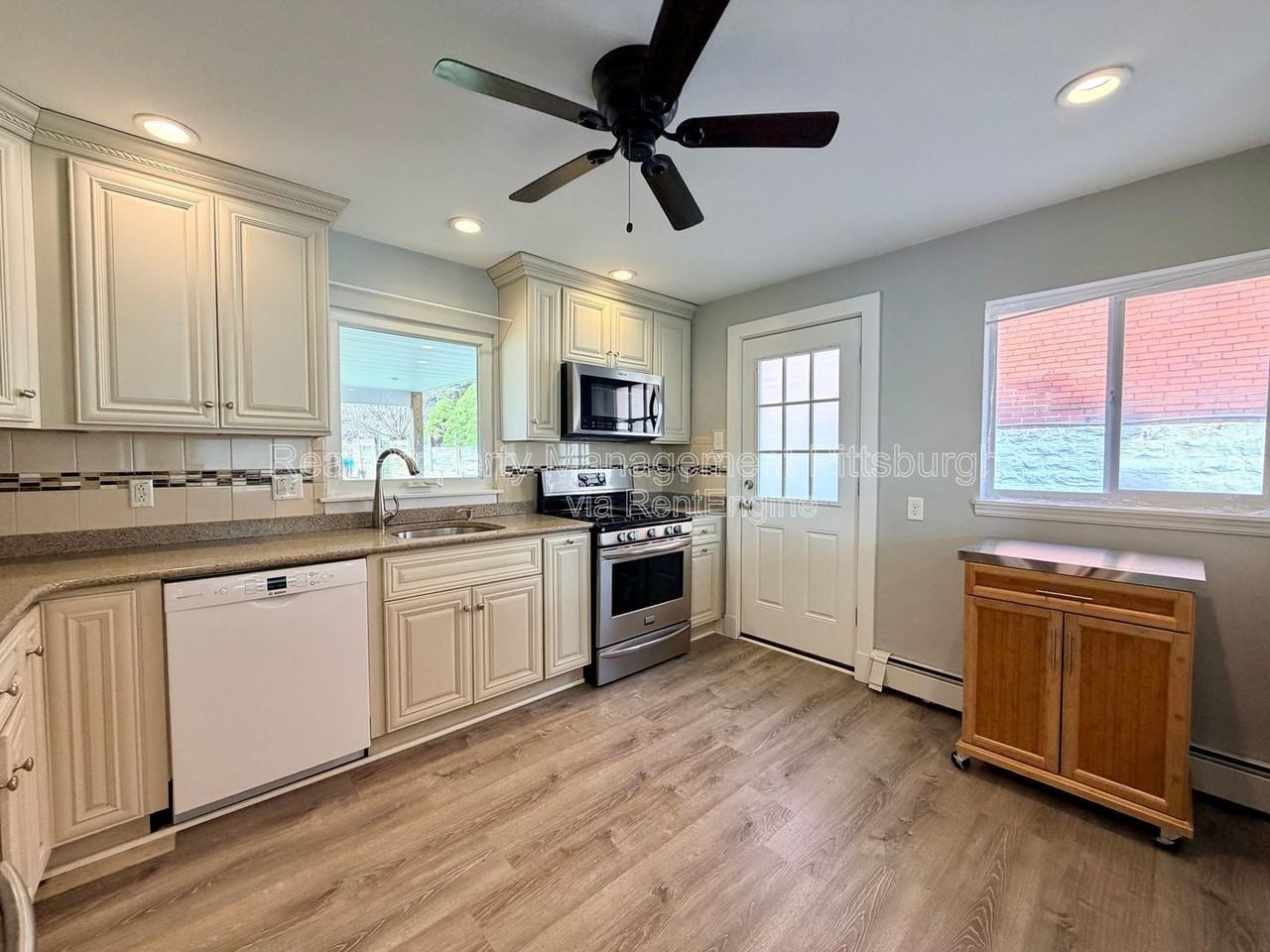 521 Farnsworth St - Photo 5 of 22