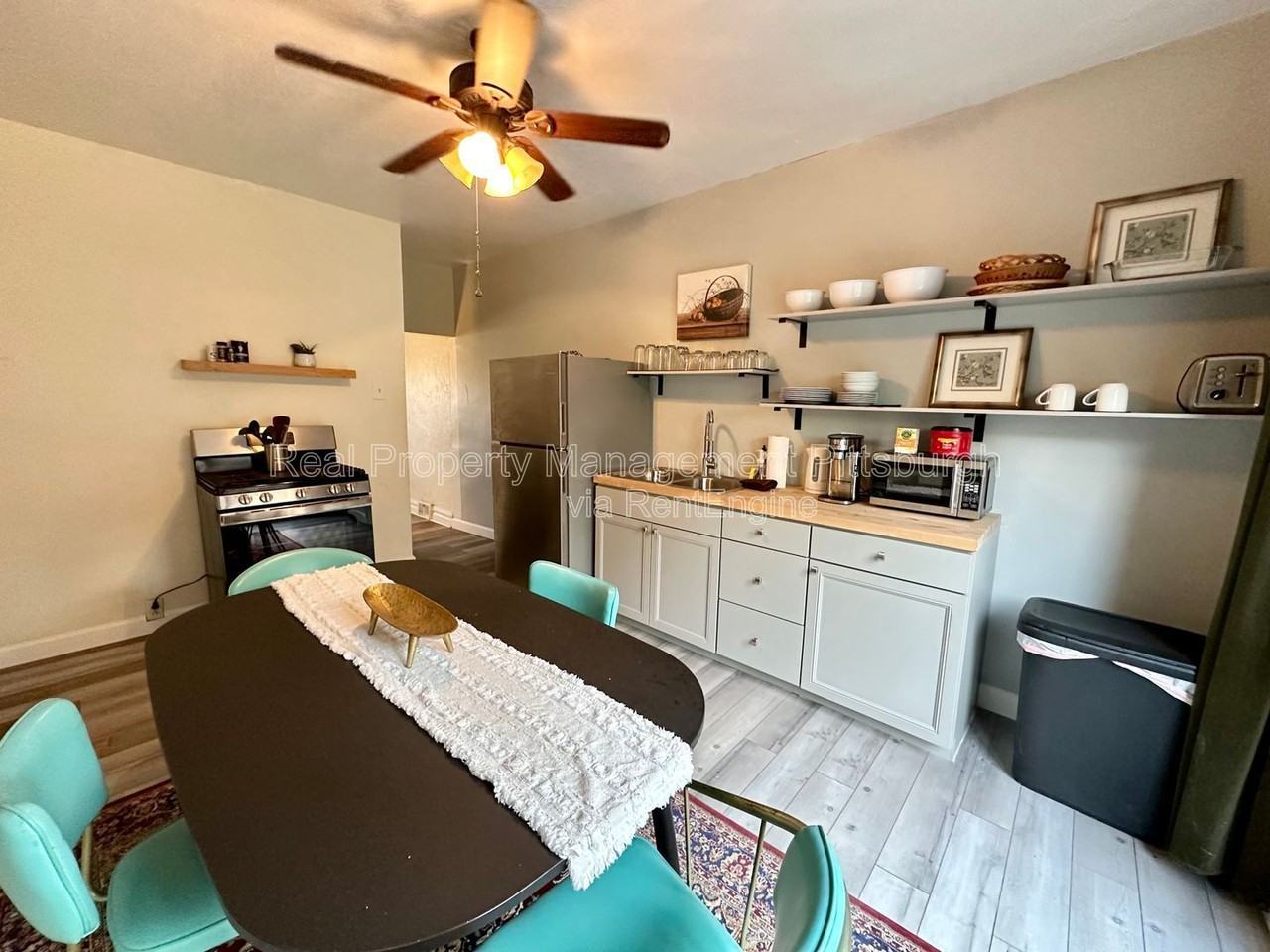 320 Greenfield Ave - Photo 4 of 44