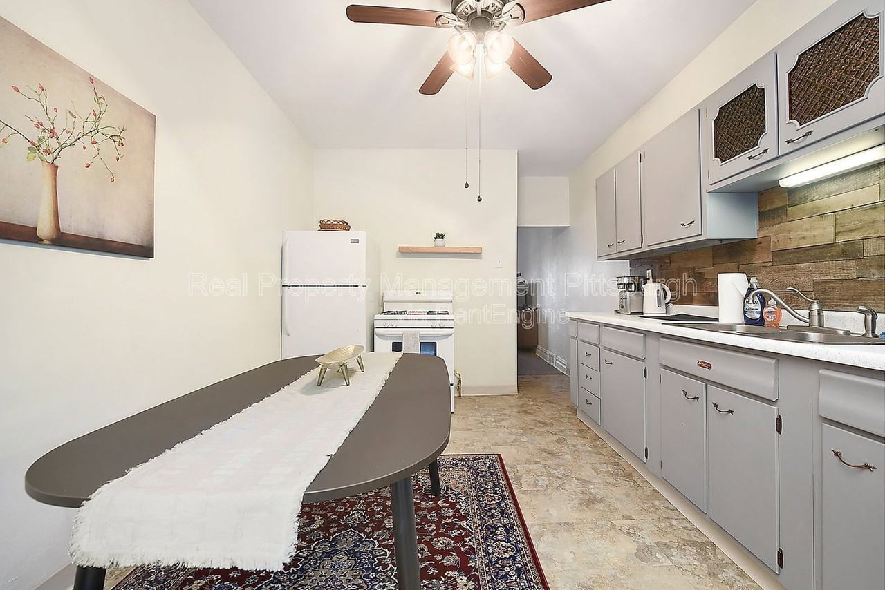 320 Greenfield Ave - Photo 7 of 44