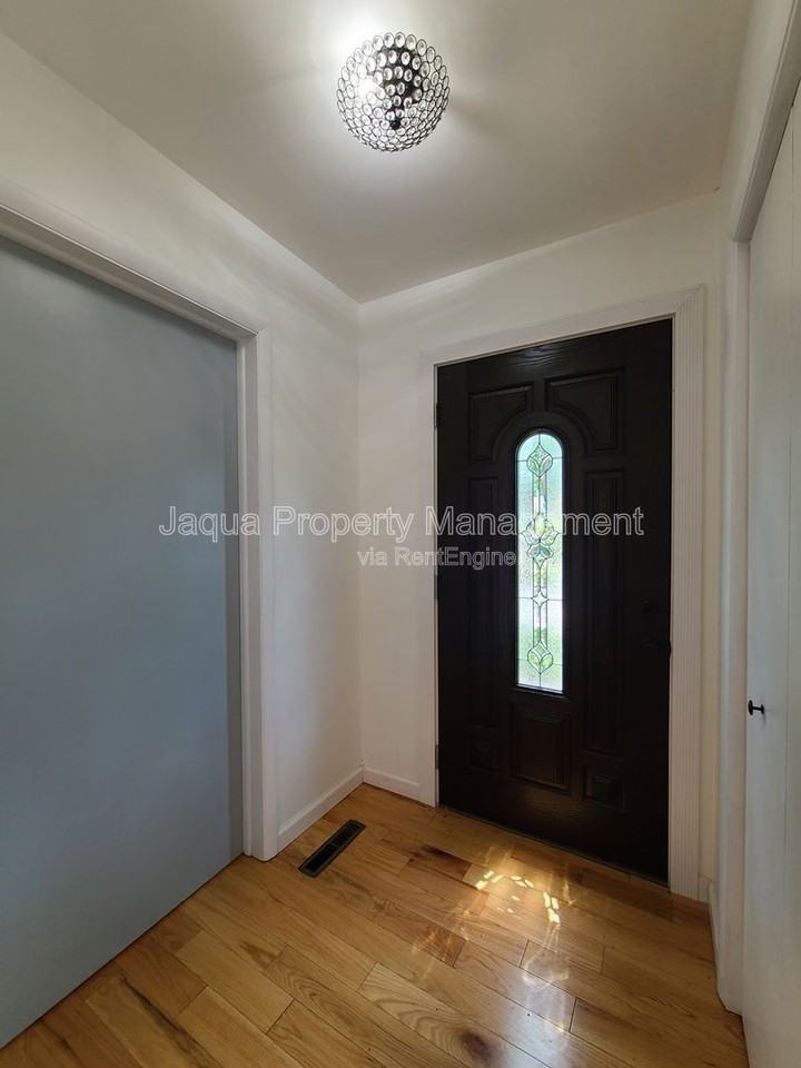 547 Archer Ave - Photo 2 of 41