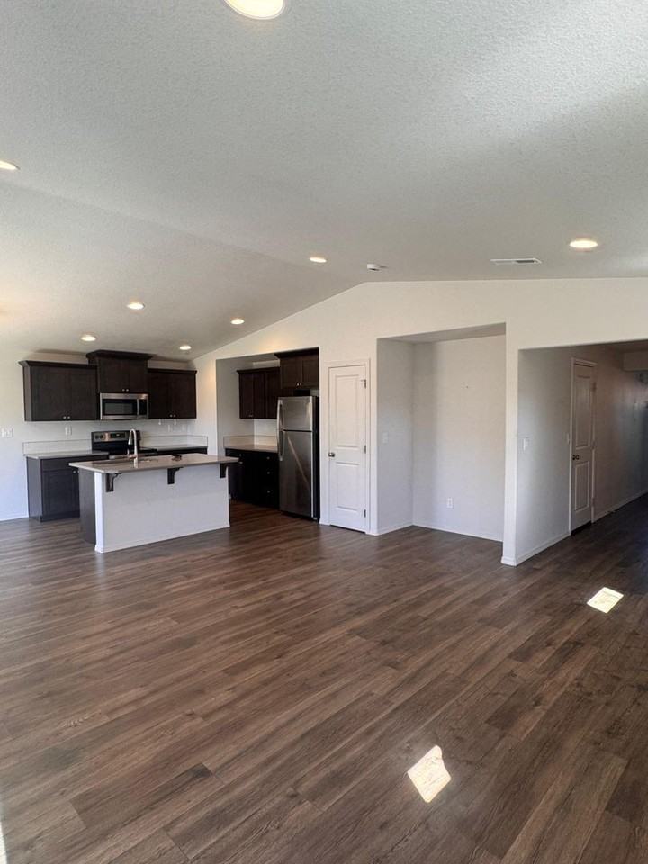 1642 Zoe Ave - Photo 3 of 23