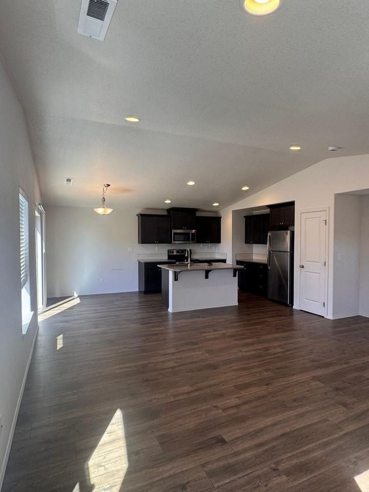 1642 Zoe Ave - Photo 4 of 23