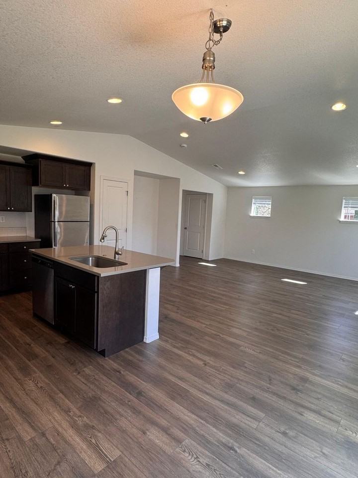 1642 Zoe Ave - Photo 5 of 23