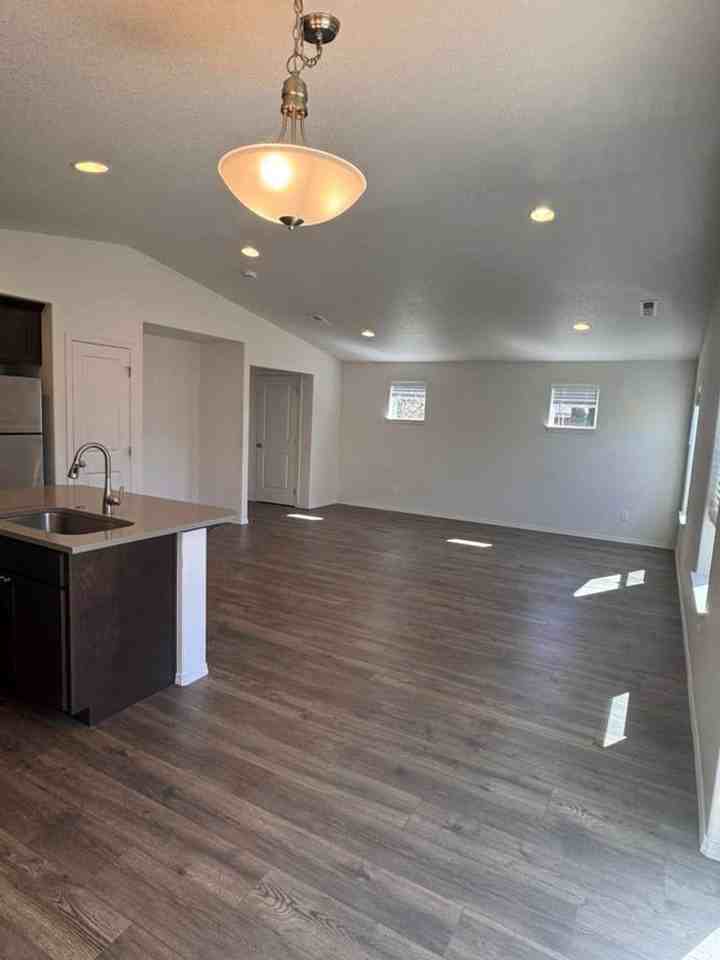 1642 Zoe Ave - Photo 6 of 23