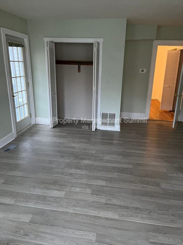 401 N Augusta St #B - Photo 6 of 13