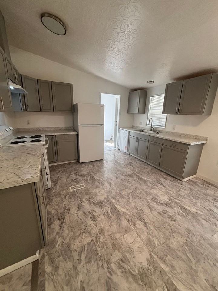 301 Archie St - Photo 5 of 14