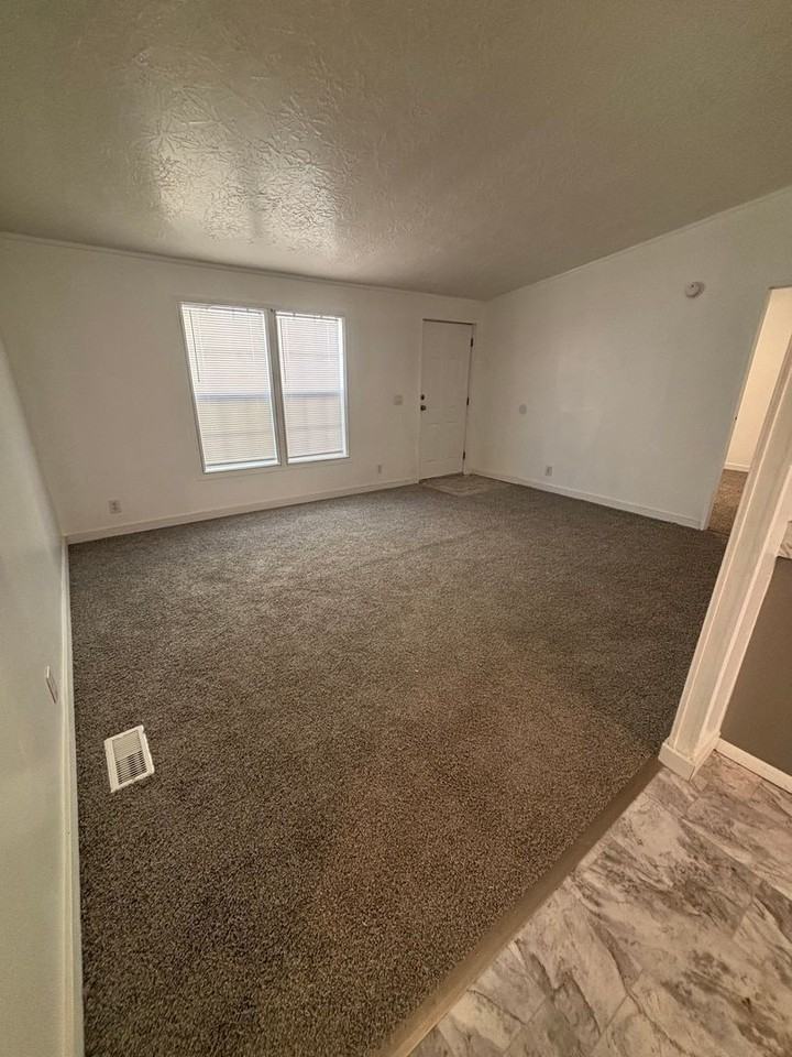 301 Archie St - Photo 6 of 14