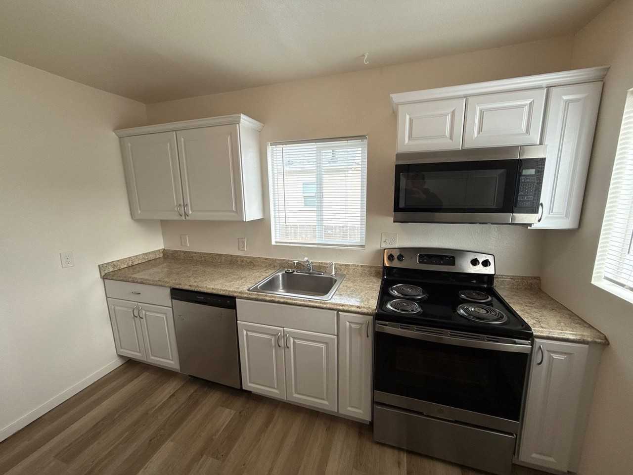 1390 Liberty St Ne - Photo 6 of 30
