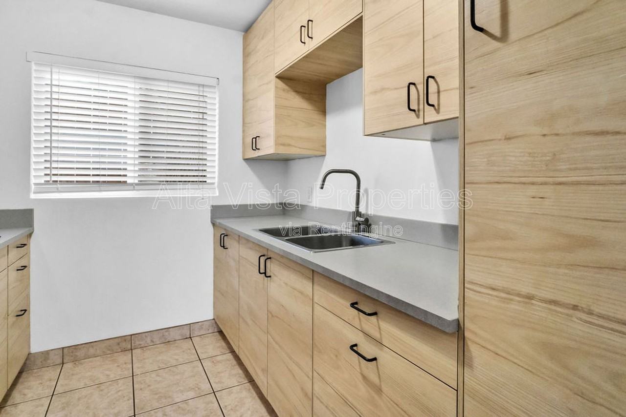 425 Bonair St #2 - Photo 5 of 21