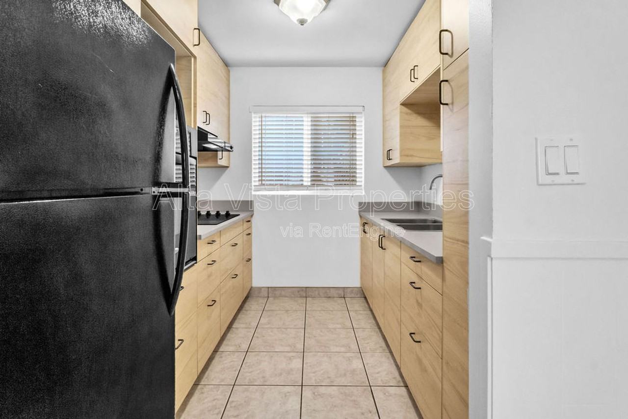 425 Bonair St #2 - Photo 6 of 21