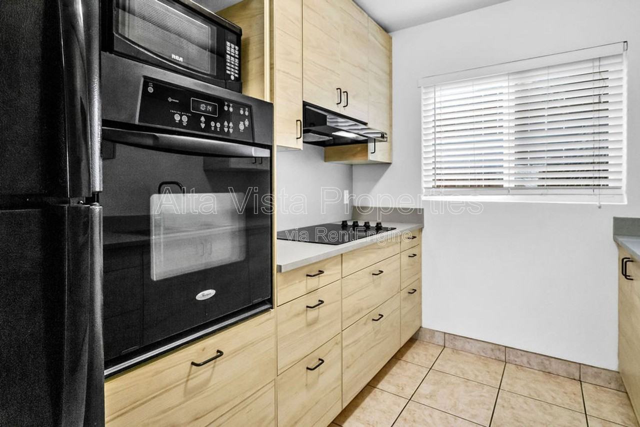 425 Bonair St #2 - Photo 7 of 21