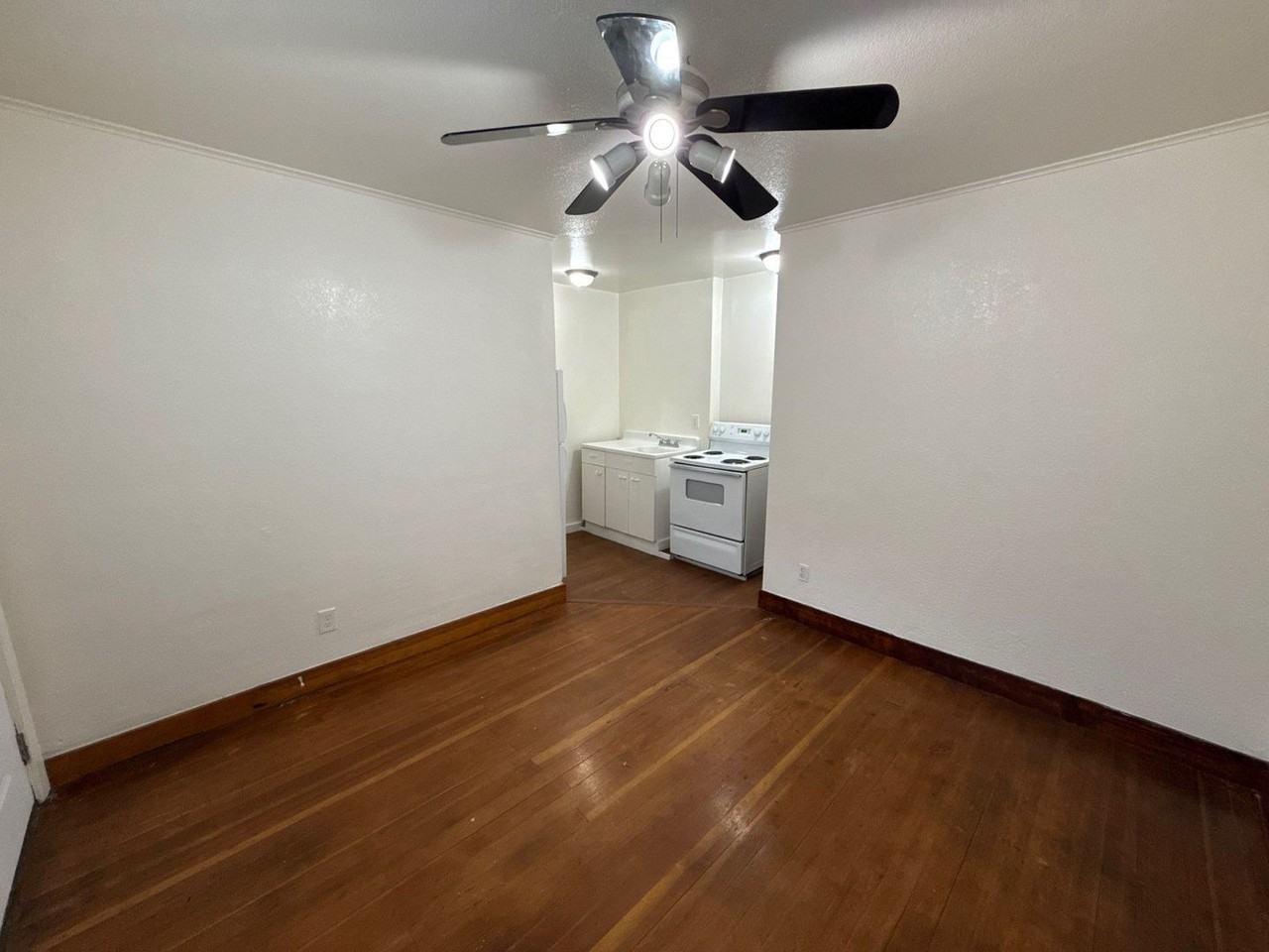 633 Thompson Ave Ne - Photo 5 of 15