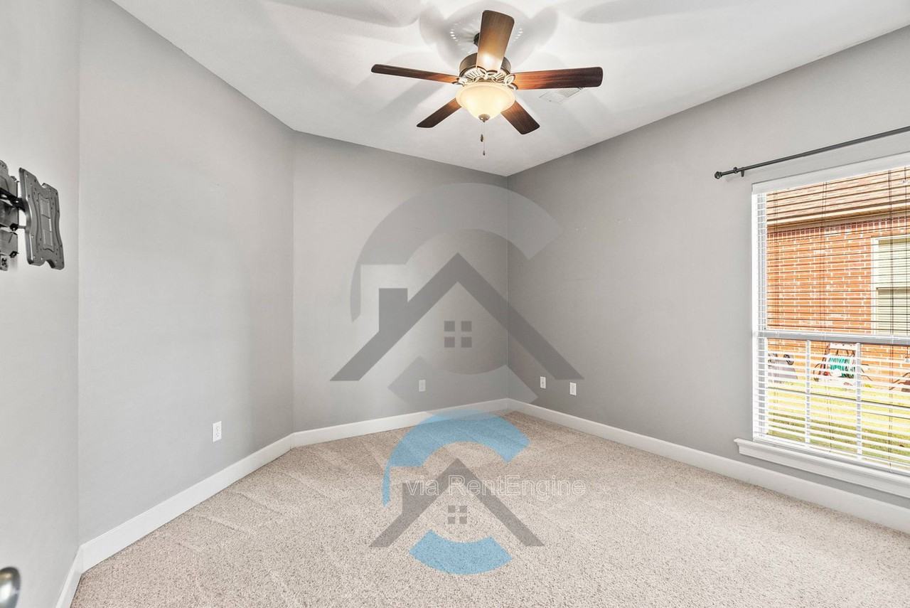 1445 Champions Dr - Photo 4 of 16