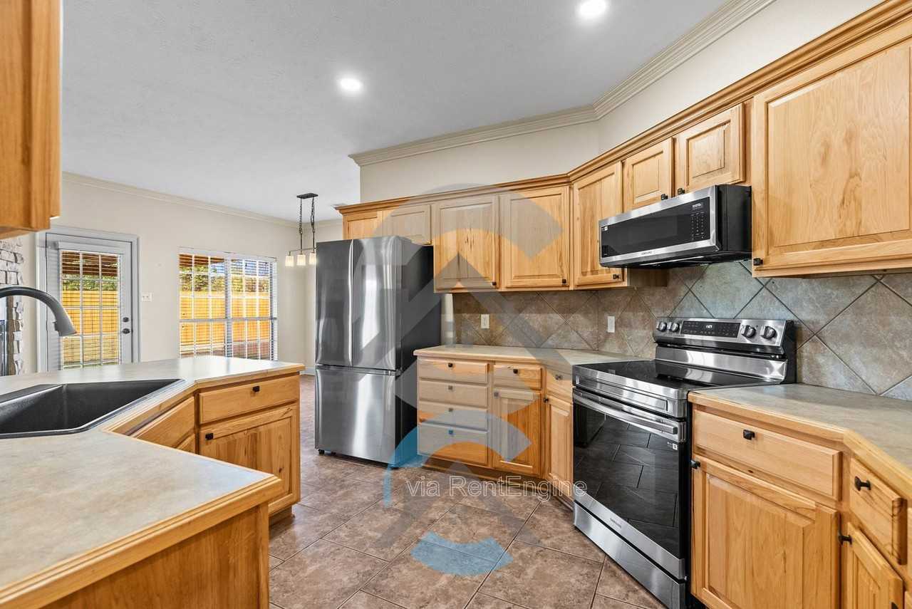 1445 Champions Dr - Photo 5 of 16