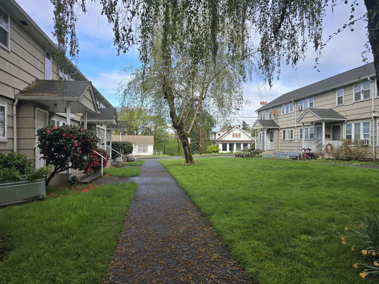 447 Ne Winchester St - Photo 2 of 20