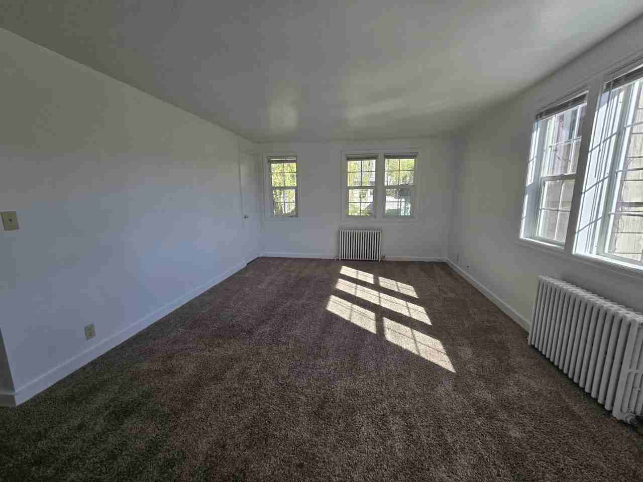 447 Ne Winchester St - Photo 3 of 20