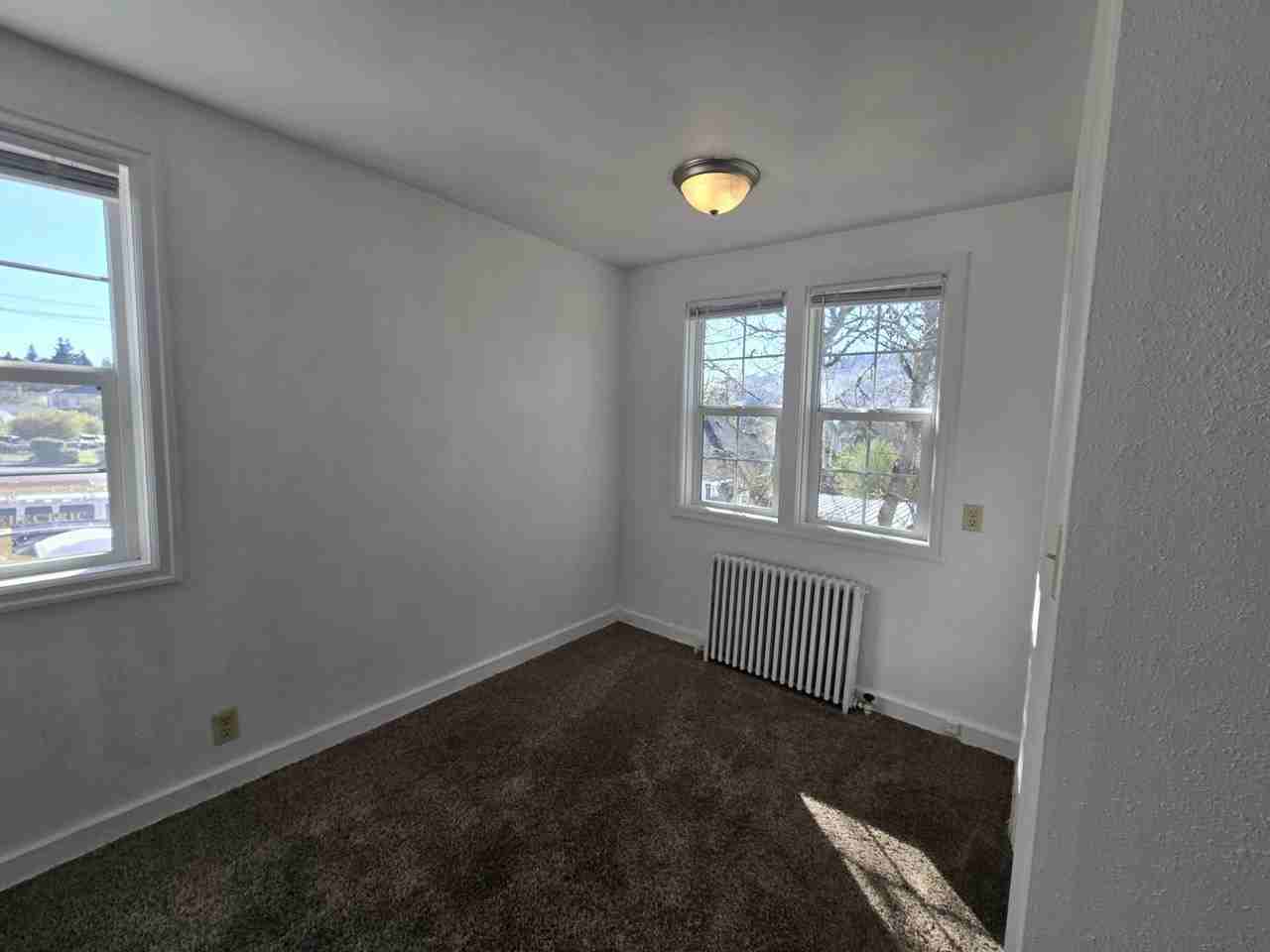 447 Ne Winchester St - Photo 5 of 20