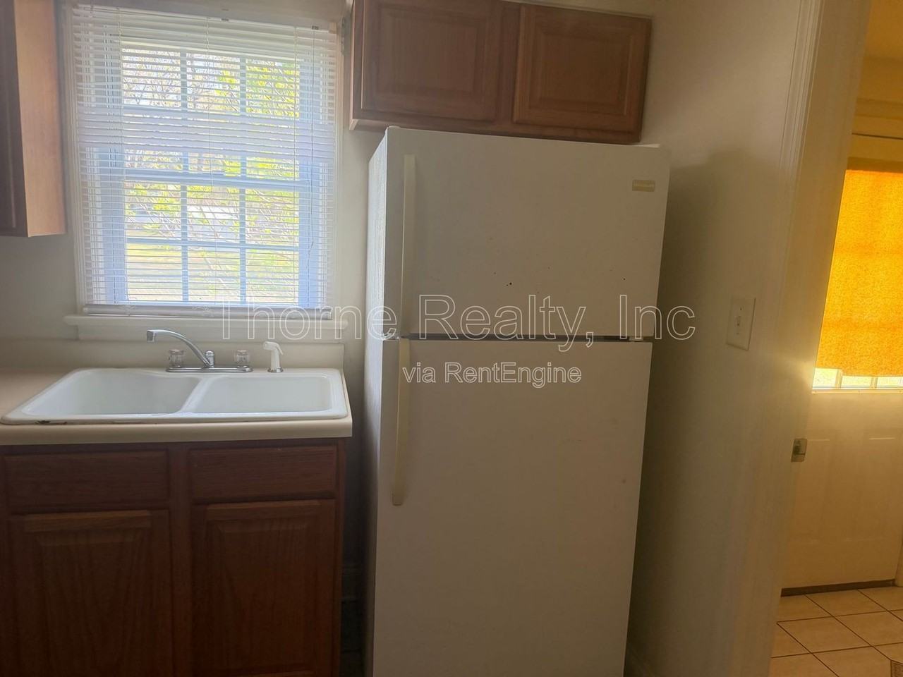 1117 Cypress St - Photo 3 of 10