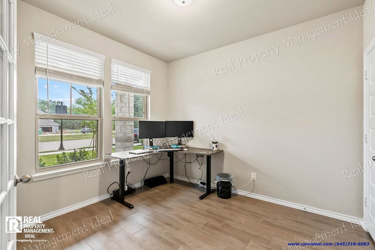 2000 Plum Park - Photo 3 of 32