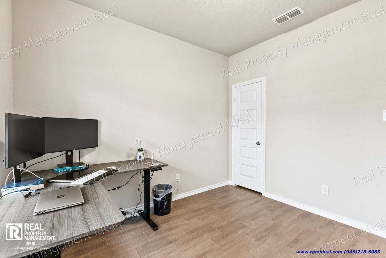 2000 Plum Park - Photo 4 of 32