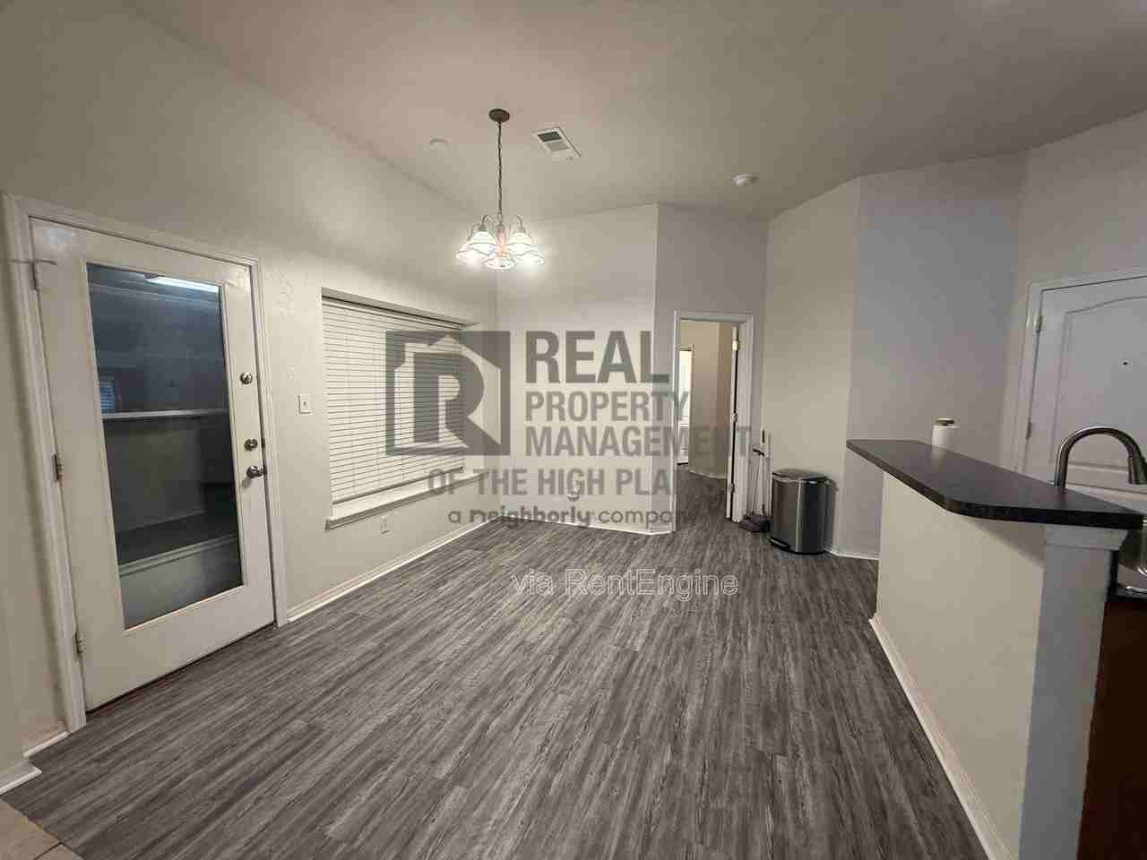 1004 Pikes Peak Dr - Photo 4 of 13