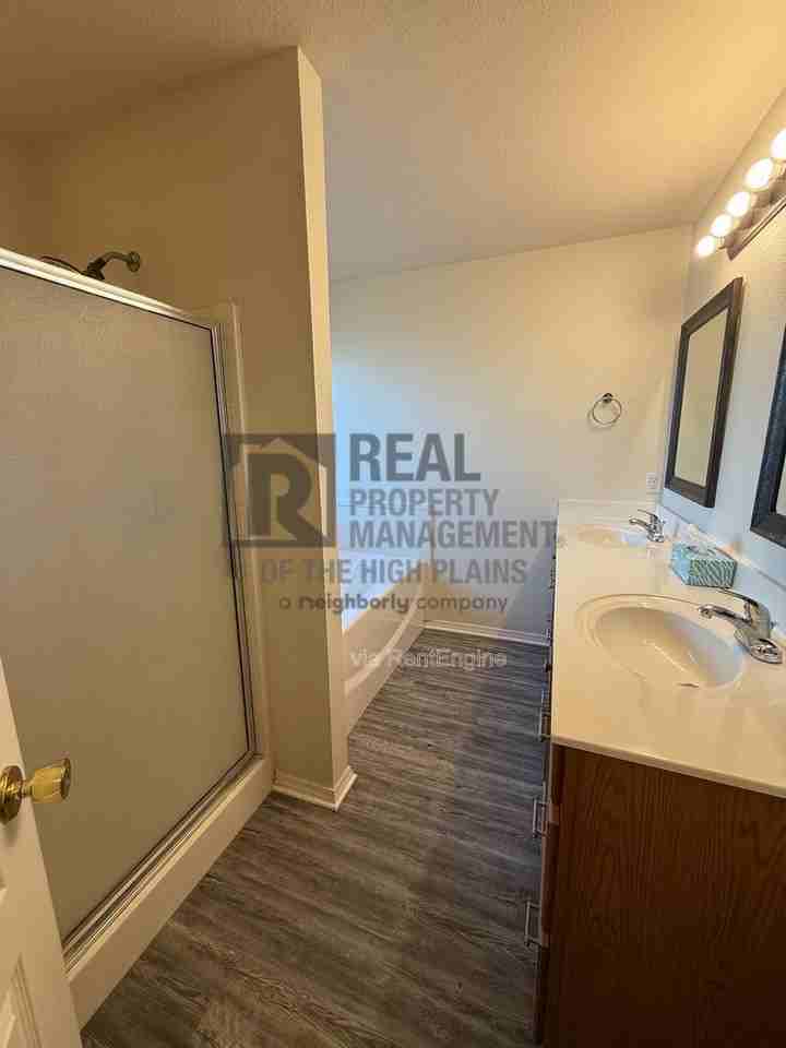 1004 Pikes Peak Dr - Photo 7 of 13