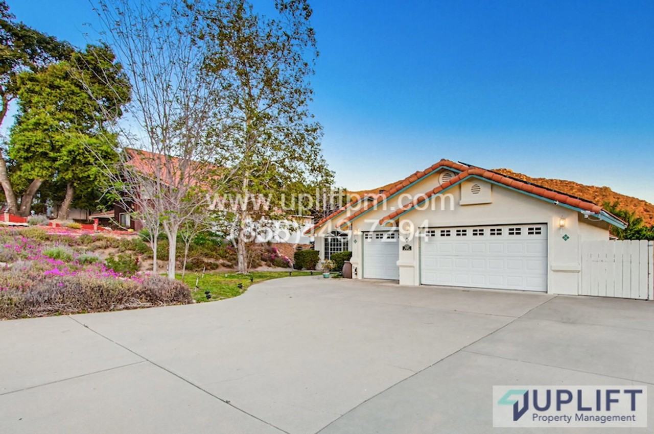 24427 Del Amo Rd - Photo 3 of 20