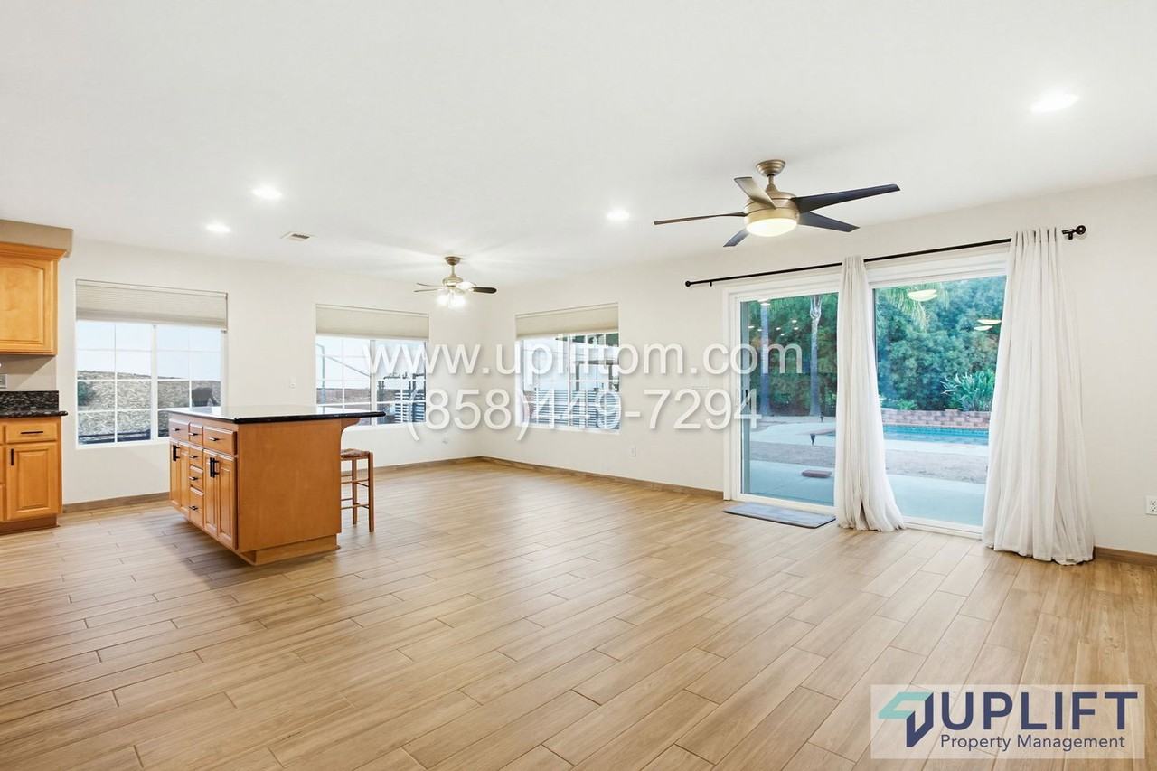 24427 Del Amo Rd - Photo 7 of 20