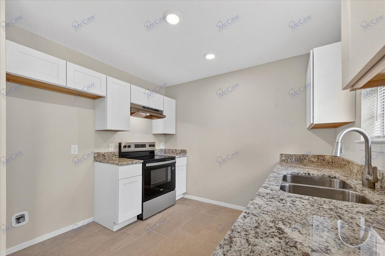 222 Redwood St - Photo 6 of 22