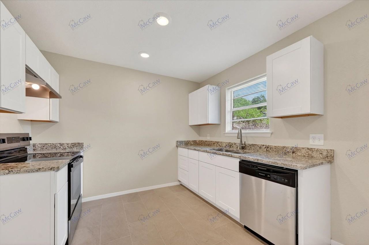 222 Redwood St - Photo 7 of 22