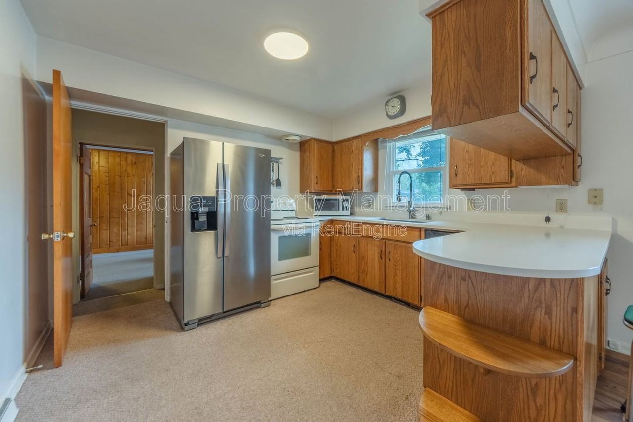 2726 Applelane Ave - Photo 6 of 33