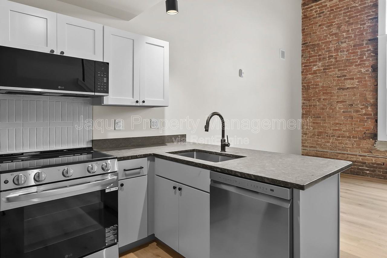 266 E Michigan Ave #402 - Photo 3 of 20