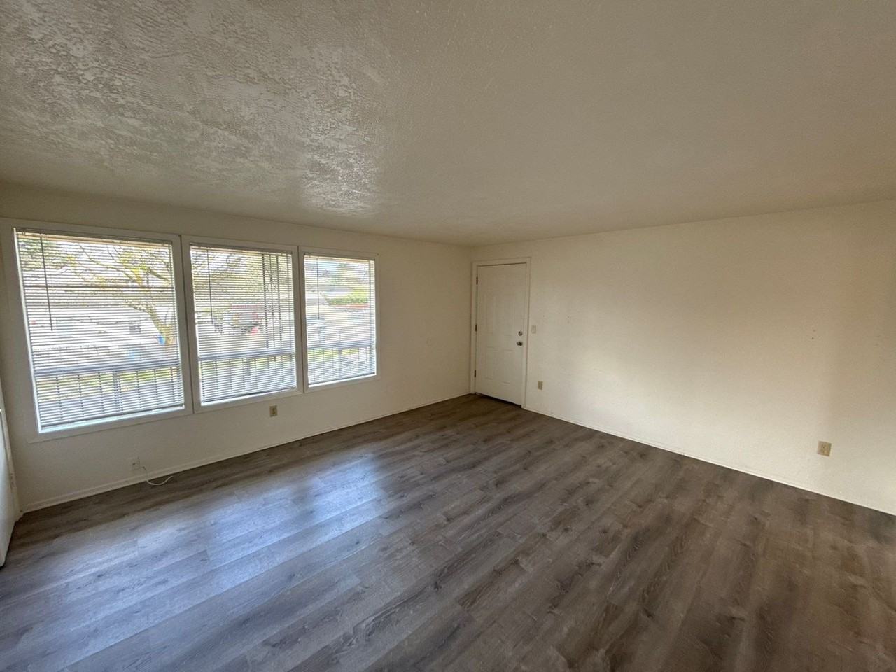 1594 Tripp St Se - Photo 5 of 17