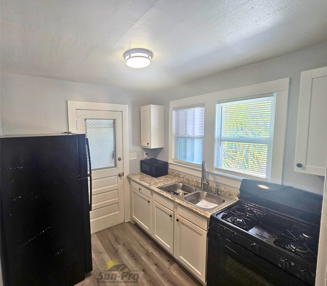 218 N Oleander Ave #1 - Photo 7 of 14