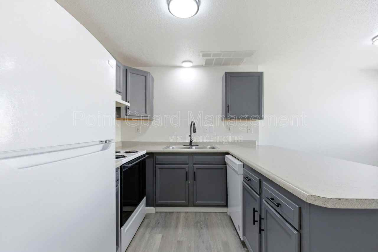 1966 S Cleveland Ave - Photo 5 of 27