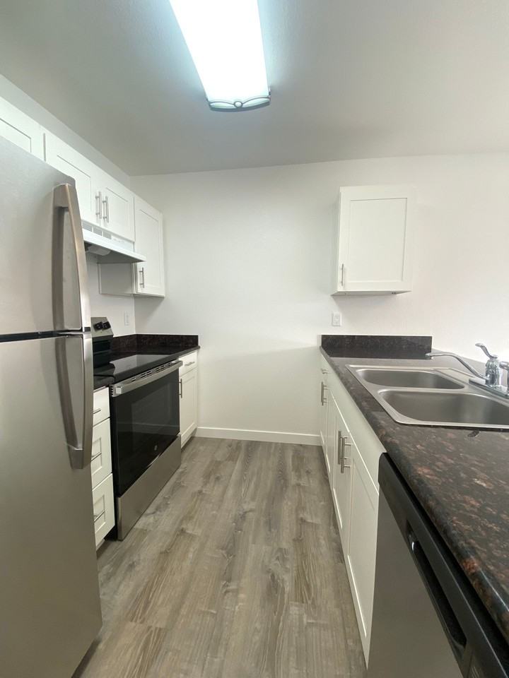11740 Greenwood Ave N - Photo 5 of 7