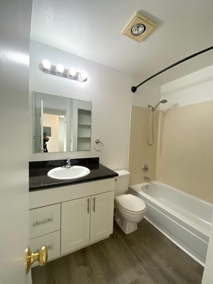 11740 Greenwood Ave N - Photo 6 of 7