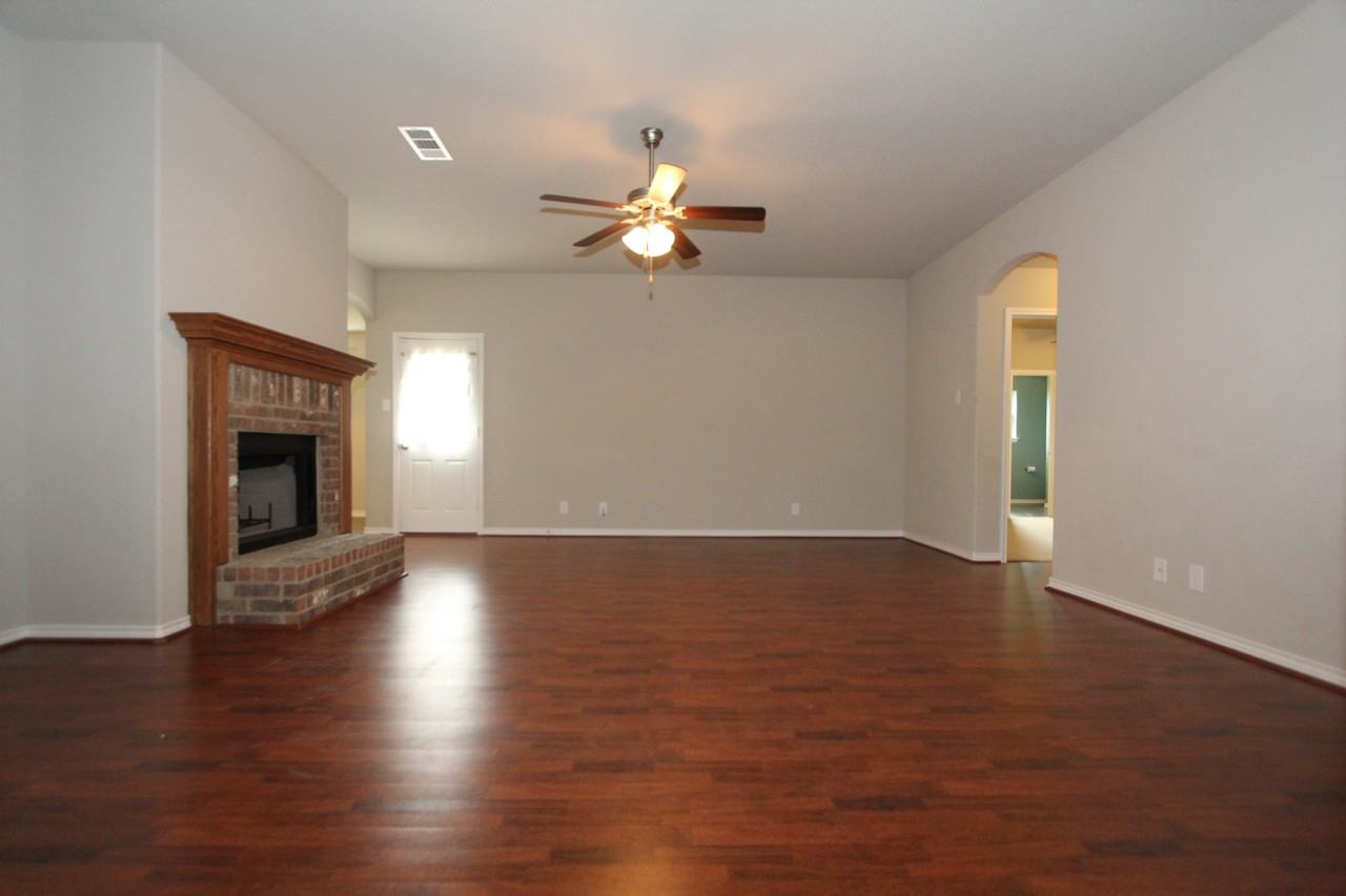 2704 Tarrant County Dr - Photo 3 of 15