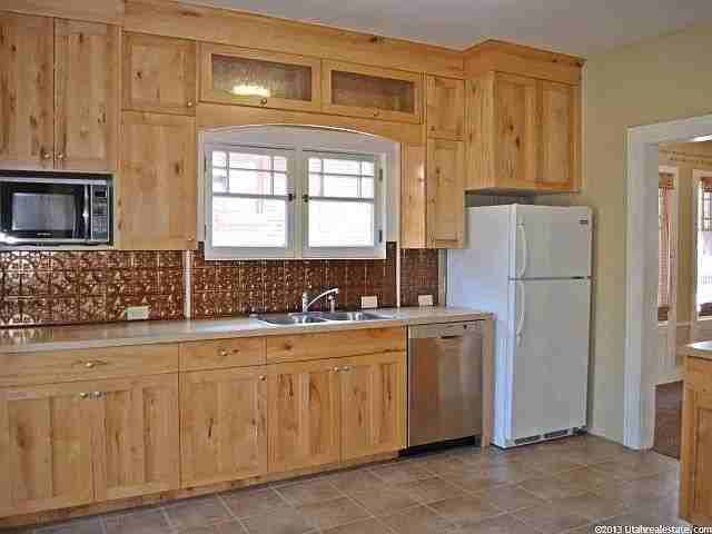 976 24th St - Photo 2 of 5