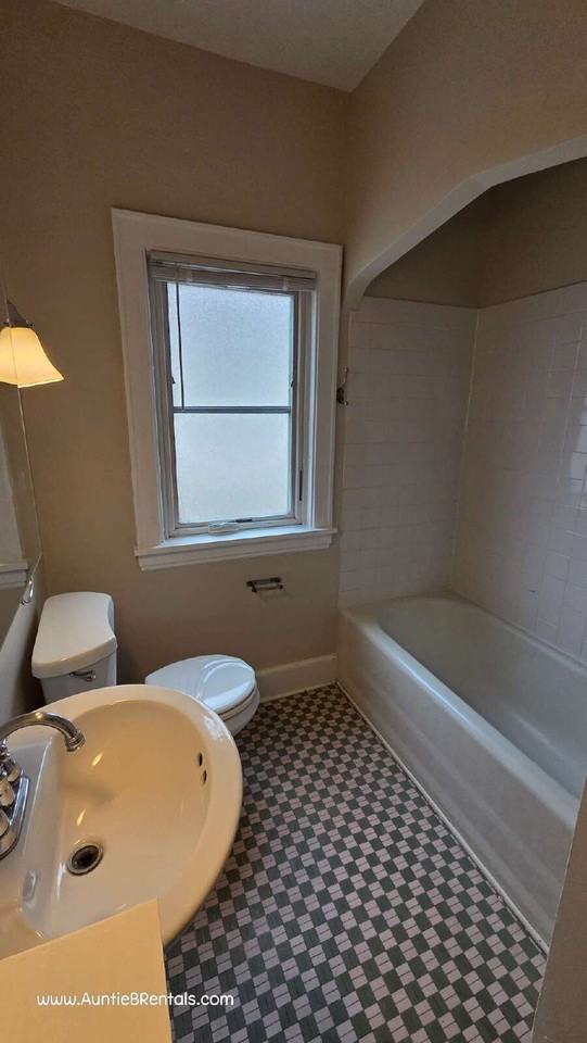 145 W Diamond Lake Rd #1 - Photo 5 of 18