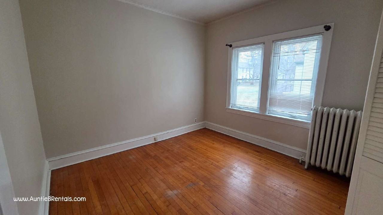 145 W Diamond Lake Rd #1 - Photo 6 of 18