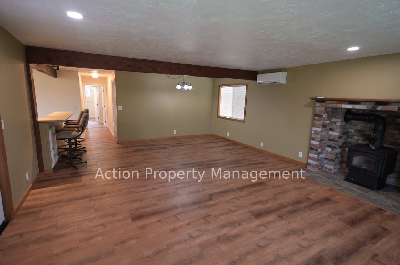 550 Sherburne Rd - Photo 6 of 32