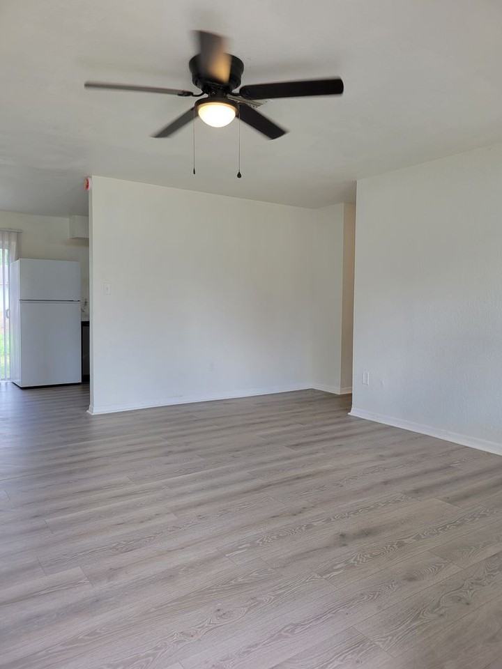 109 Harbor Dr - Photo 2 of 10