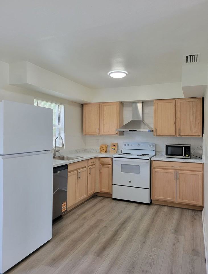 109 Harbor Dr - Photo 4 of 10