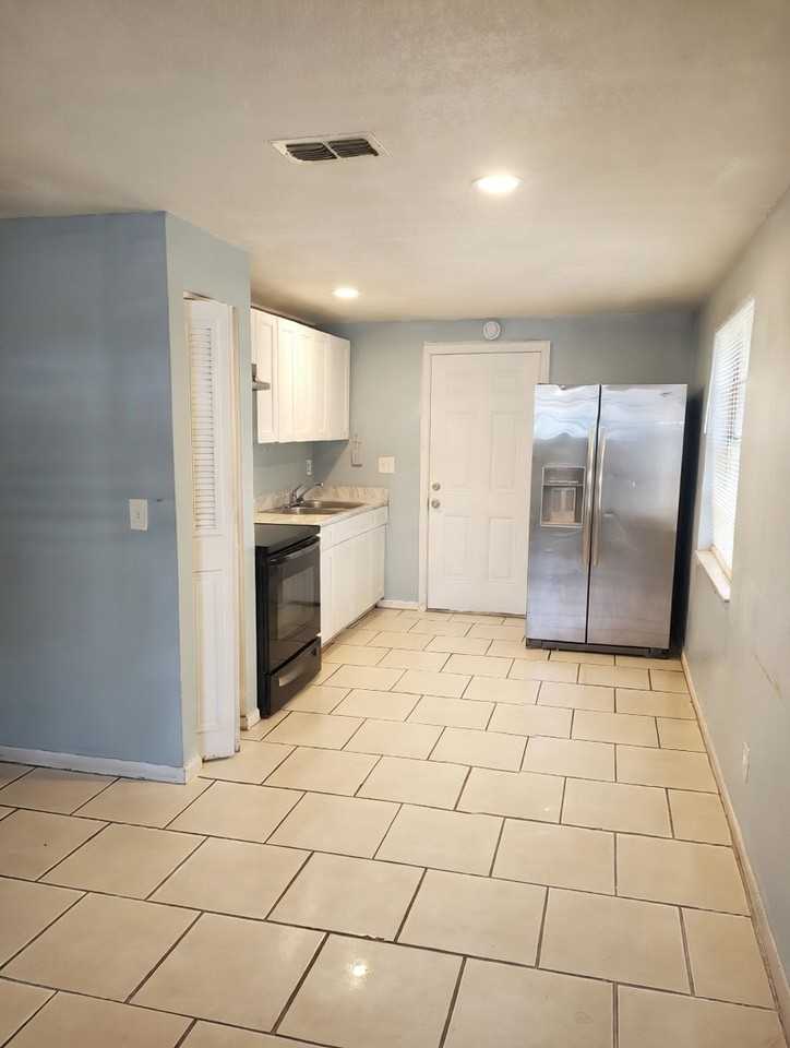 5204 N 45th St #B - Photo 2 of 7