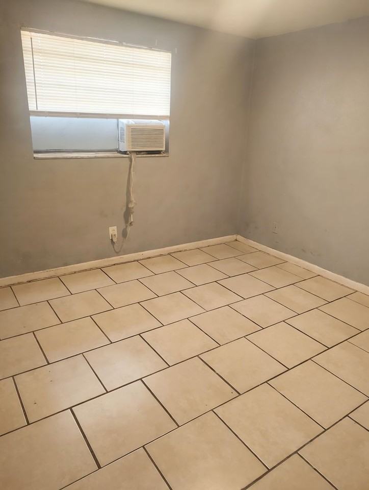5204 N 45th St #B - Photo 4 of 7