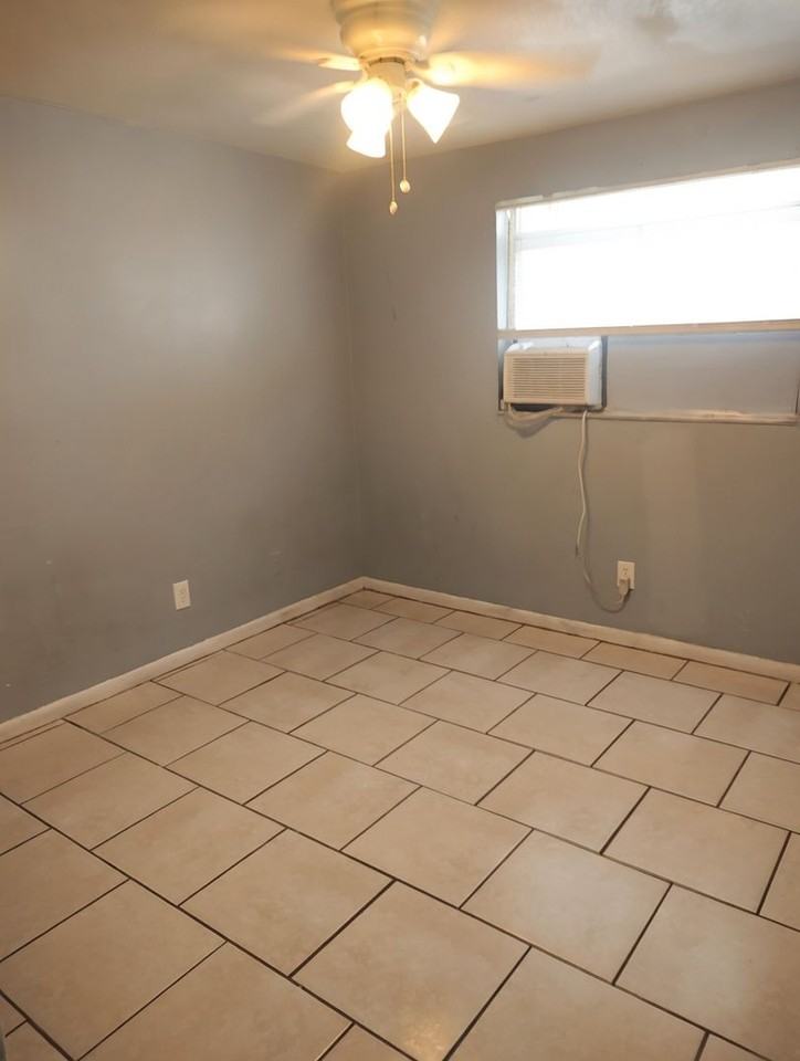 5204 N 45th St #B - Photo 6 of 7