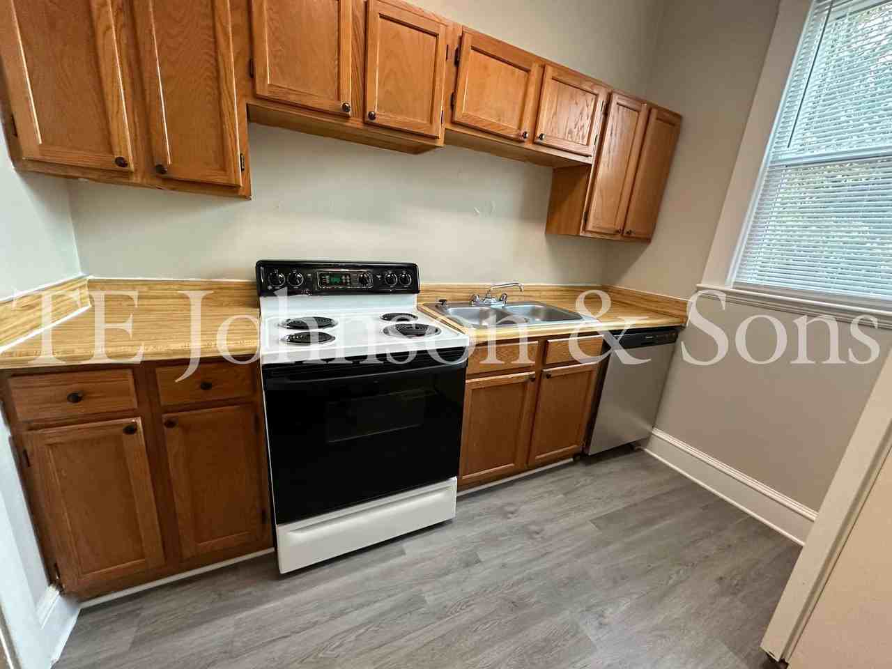 666 1/2 N Spring St - Photo 3 of 7