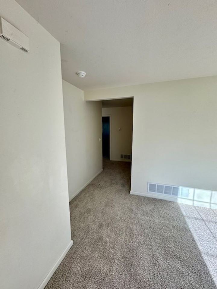 47 Michael Grove Ave - Photo 3 of 23